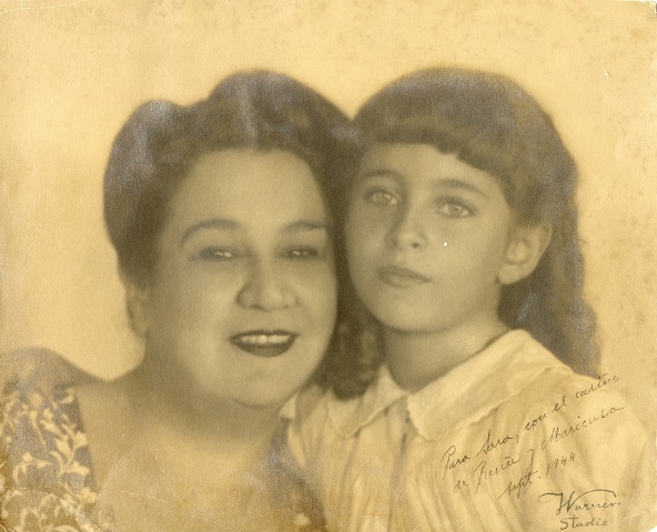 Foto de Renée y su hija Maricusa Cabrera, septiembre de 1944. Foto Studio Warner. Colección Méndez Capote, BNCJM. 
